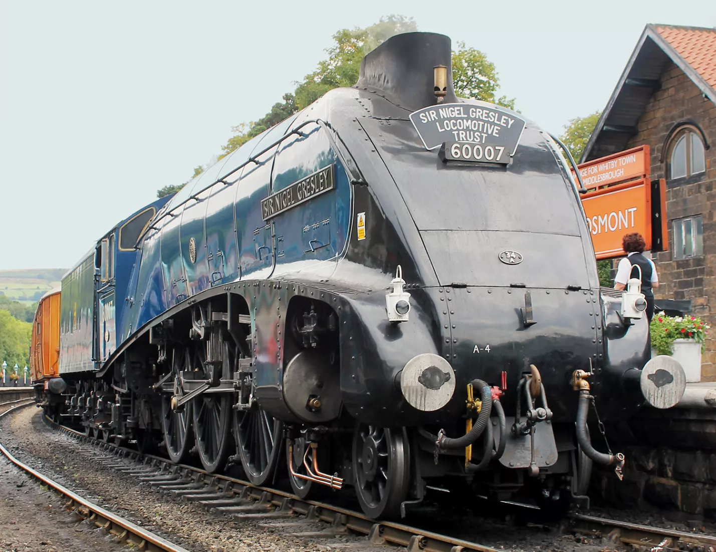 Media Name: 18-218-xyz-llangollen_sir_nigel_gresley_mr.jpg