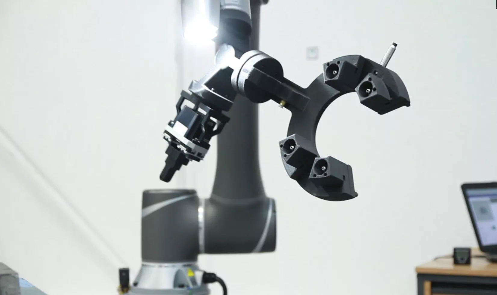 Media Name: 3_cf_end_of_arm_tooling.jpg
