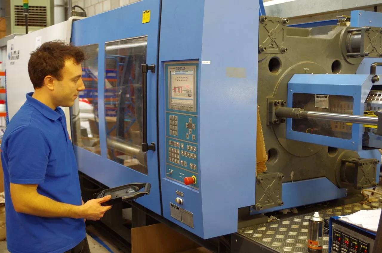 Media Name: cotsworld_plastics_machine.jpg