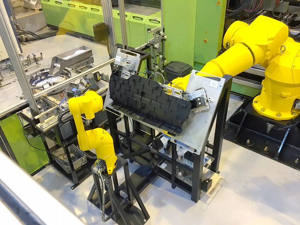 Media Name: dual_robot_cell_overview-small.jpg