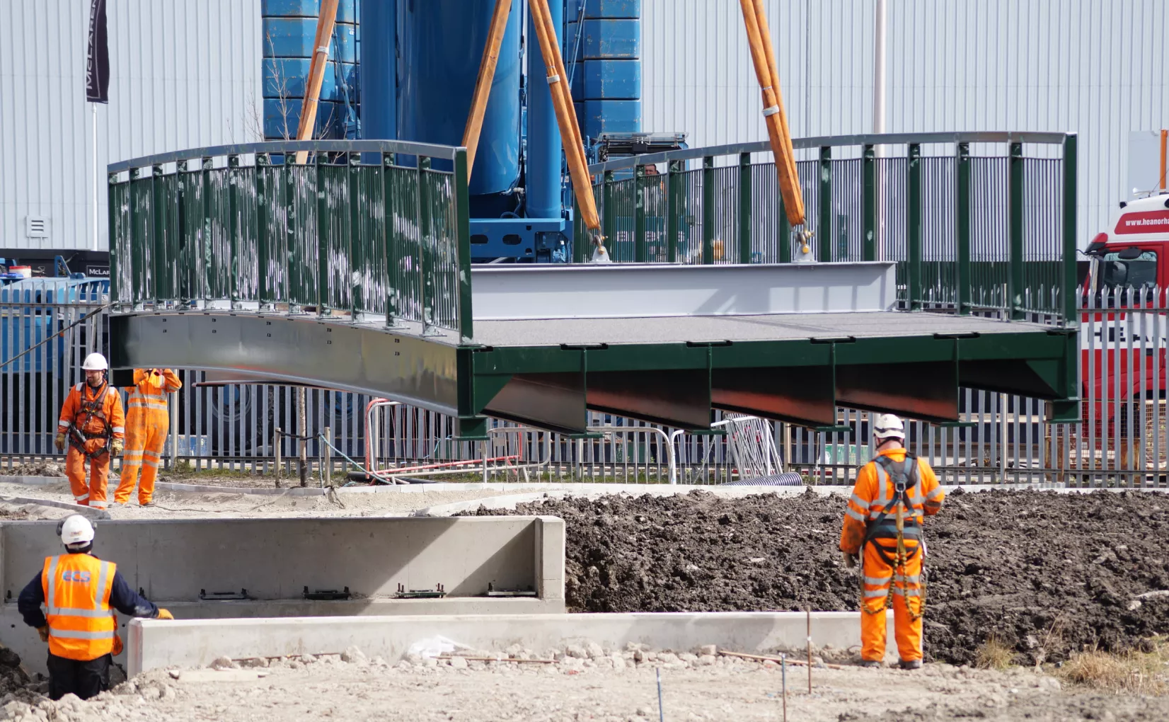 Media Name: ecsdma385_fabrication_bridges_pic1_pr6035_48009.jpg