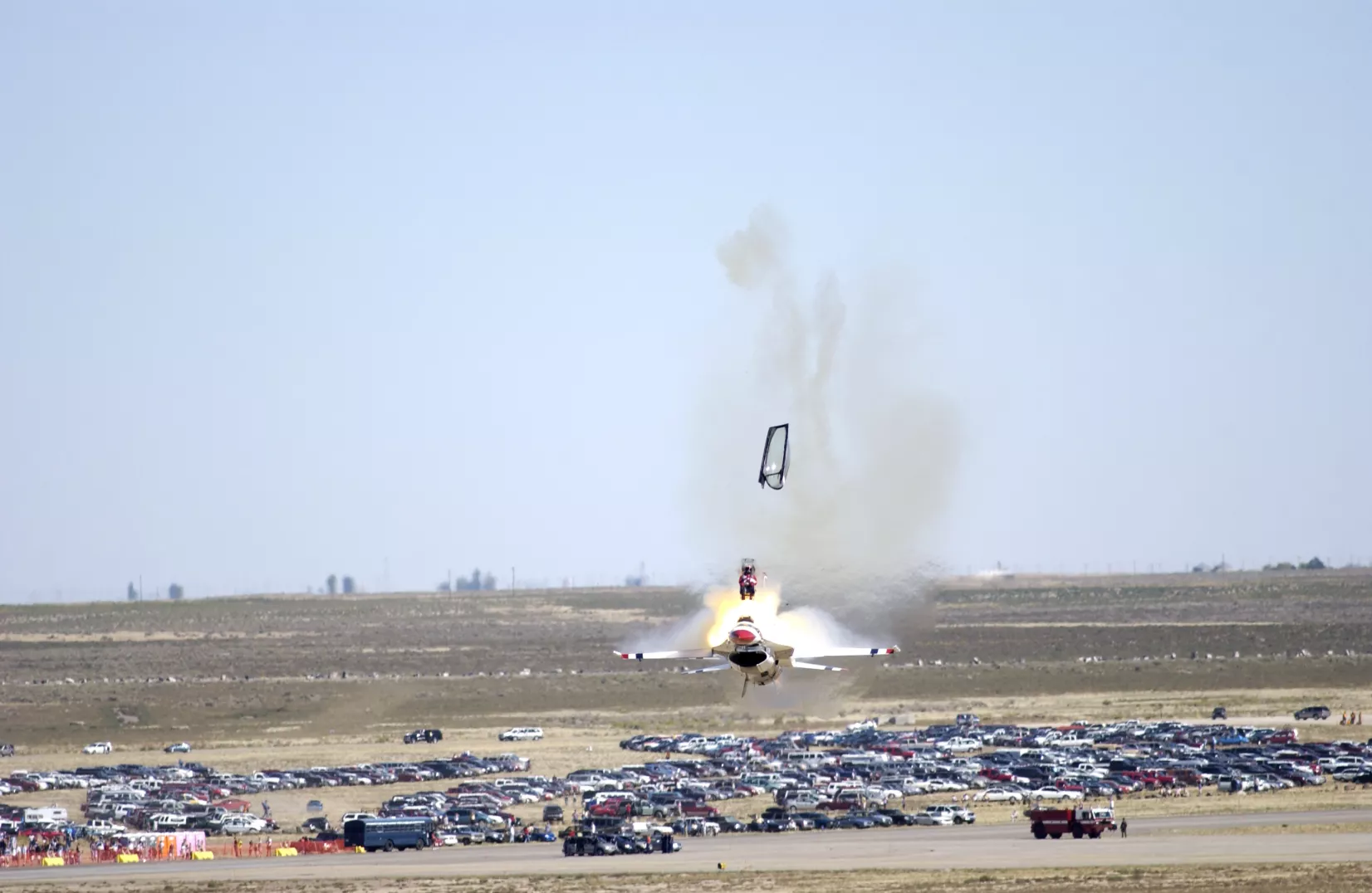 Media Name: f16_idaho_airshow.jpg