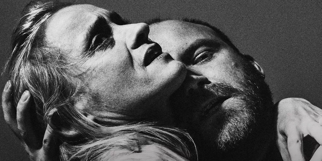 Media Name: macbeth_played_by_rory_kinnear_and_lady_macbeth_played_by_anne-marie_duff._photograph_by_jack_davison.jpg