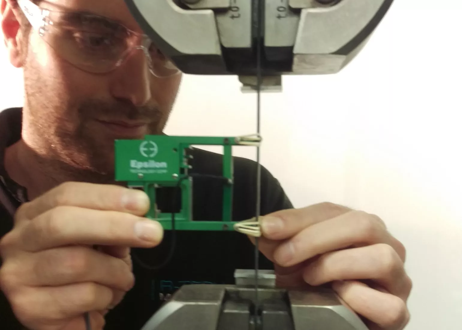 Media Name: tensile_testing_of_carbon_fibre_2_0.jpg