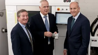 Media Name: bill_montogomery_of_invest_ni_and_dr_lelsie_orr_of_ads_northern_ireland_join_tom_walls_centre_of_laser_prototypes_europe_lpe.jpg