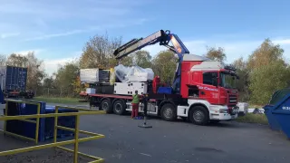 Media Name: borche_320t_being_unloaded.jpg